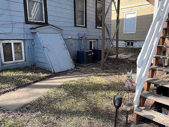 5th image of 366 7th Ave SW