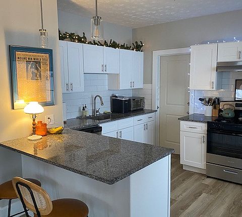 5th image of 2100 Wyandotte Ave #Up