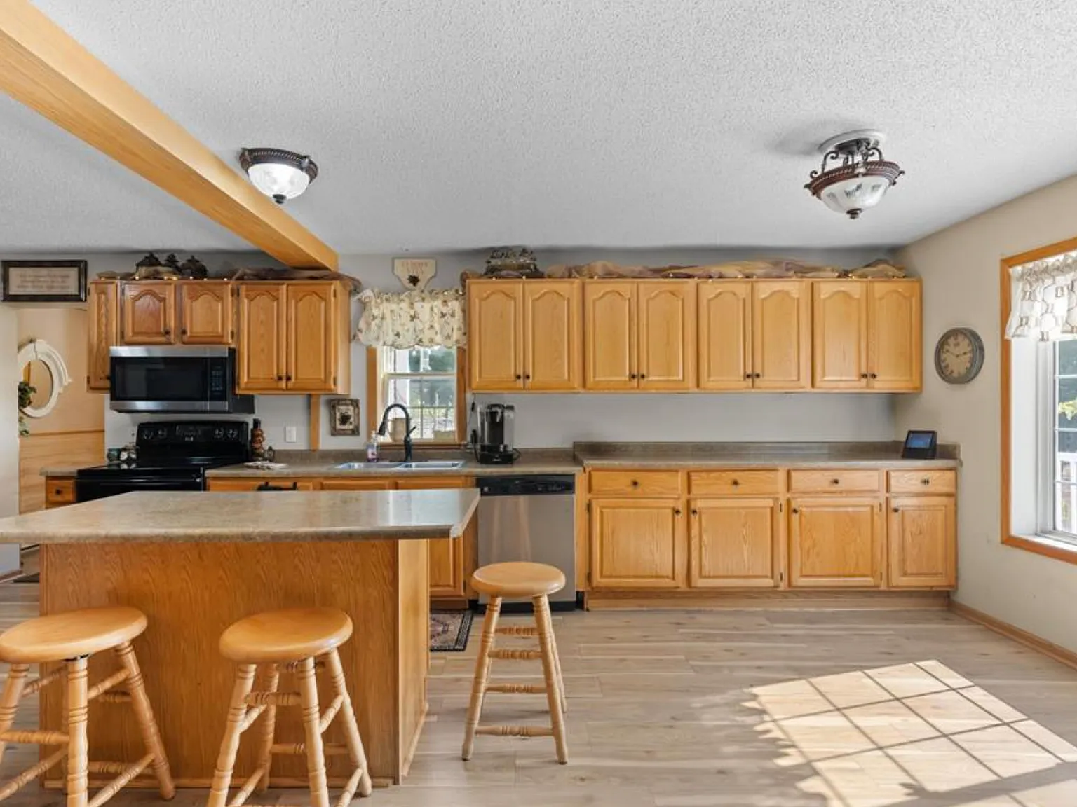 3 bed, 2100 sqft, $3,000 — Photo 4