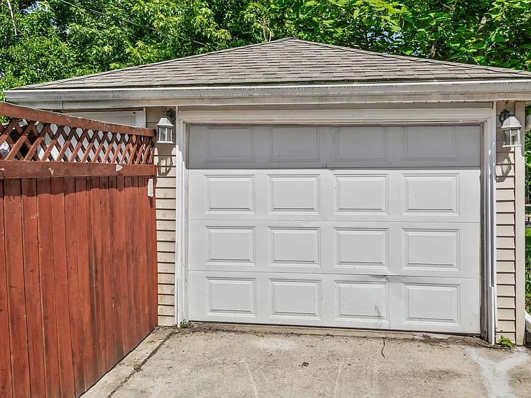 17561 Hillside Ave — Photo 2