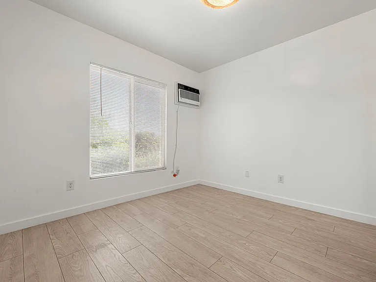 4018 Monroe St — Photo 11