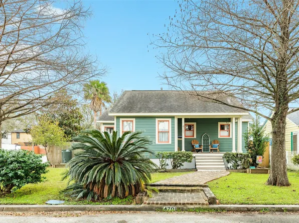 4701 Alamo Dr, Galveston, TX 77551