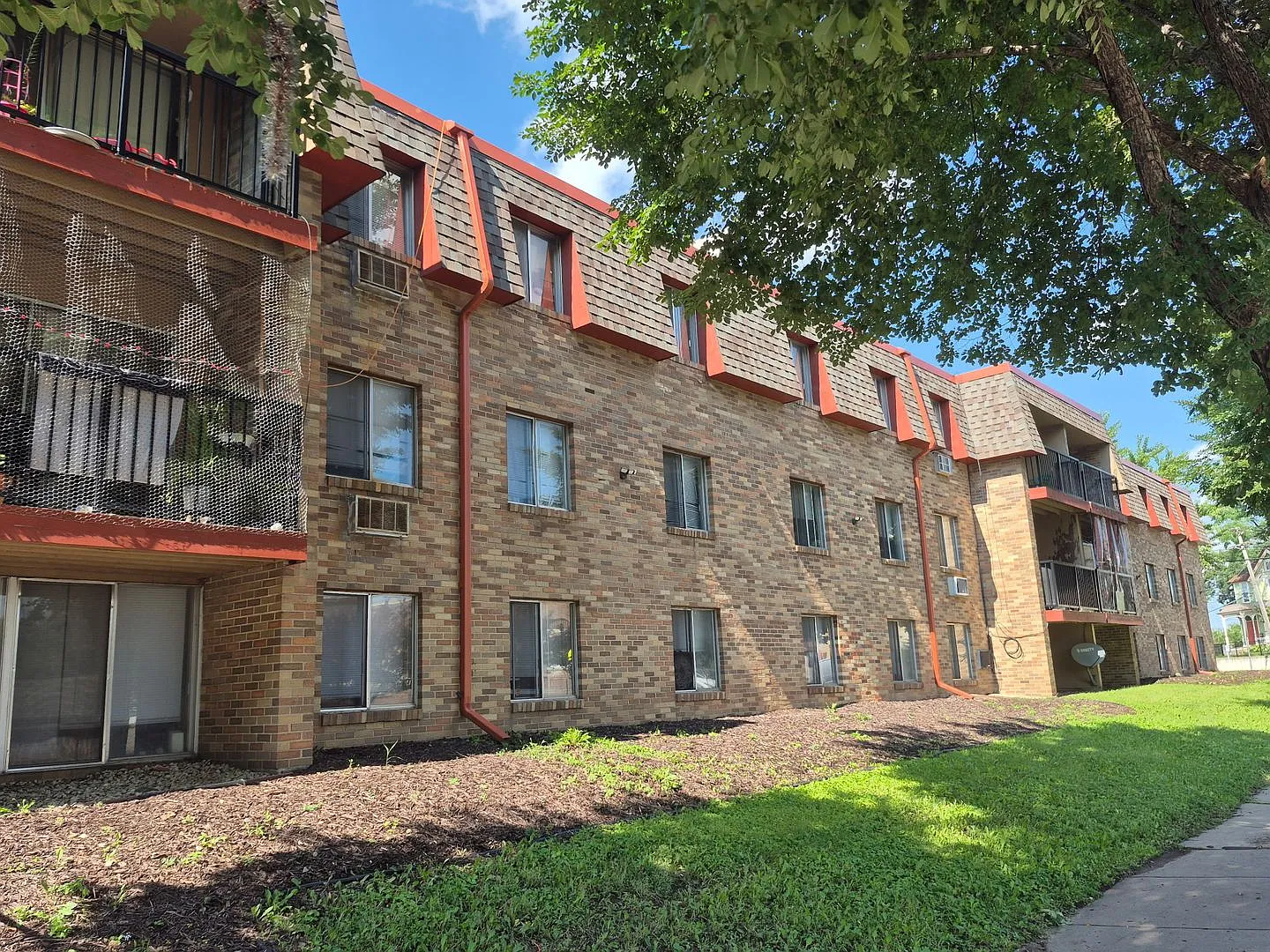 795 East 6th St — Photo 3