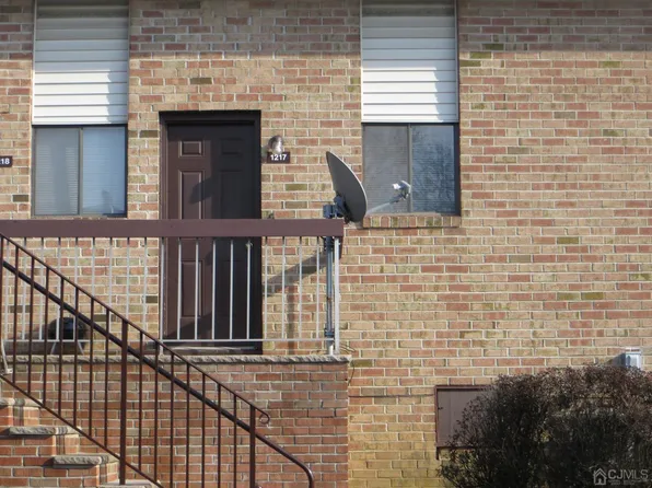 1217 N Oaks Blvd, North Brunswick, NJ 08902