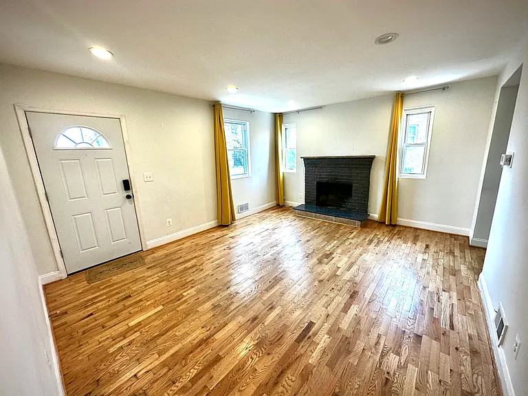 1604 Woodhill Ct — Photo 2