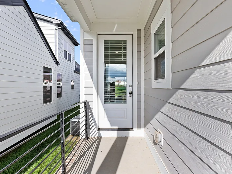 232 Franklin St — Photo 2