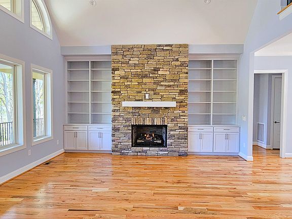 3rd image of 118 N Woodfin Dr