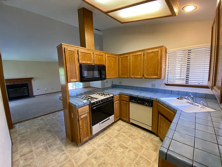1348 E Ferguson Ct — Photo 4