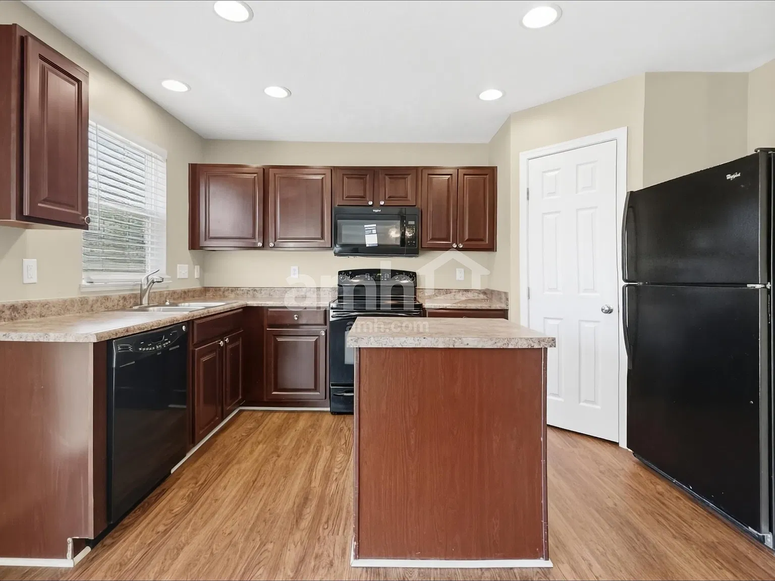 3 bed, 2.5 bath, 1720 sqft, $2,315 — Photo 4
