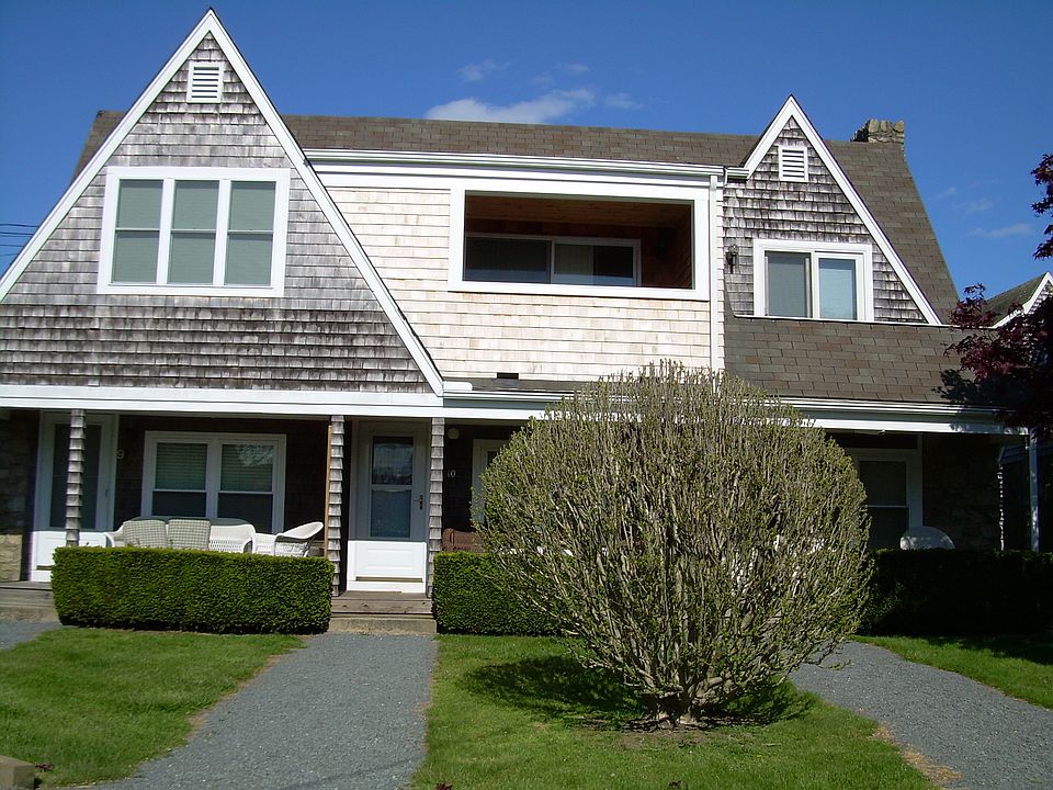 Center townhouse of the triplex with a waterview from the se