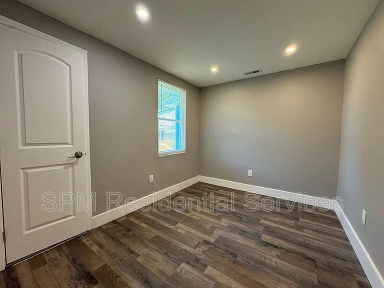565 Manly Ave #B — Photo 9