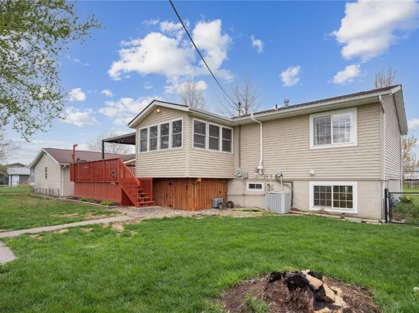 44 Thompson Dr, Palo, IA 52324