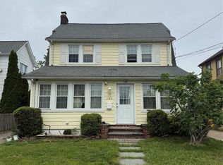 1186 Thomas St, Hewlett, NY 11557