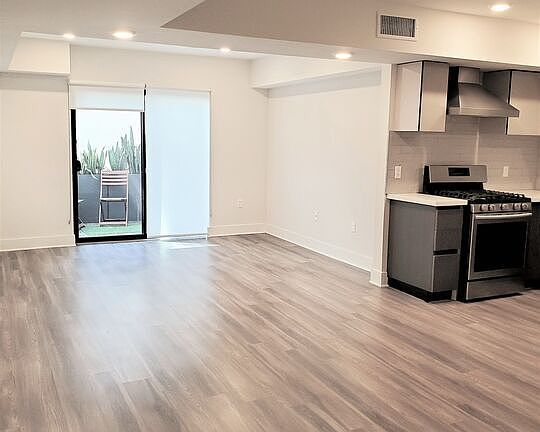 3rd image of 5030 Rosewood Ave #206
