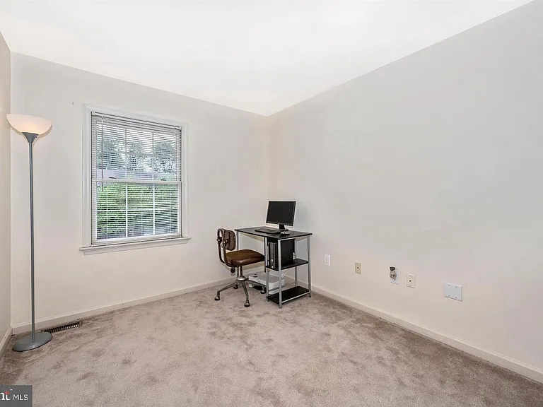 1323 Lindsay Ln — Photo 15