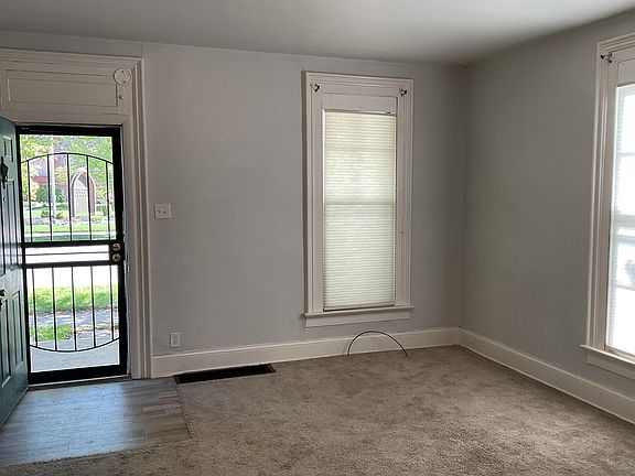 3rd image of 922 W Jefferson Blvd APT 1