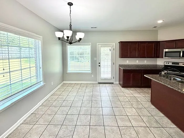 4 bed, 2.5 bath, 1774 sqft, $1,940 — Photo 4