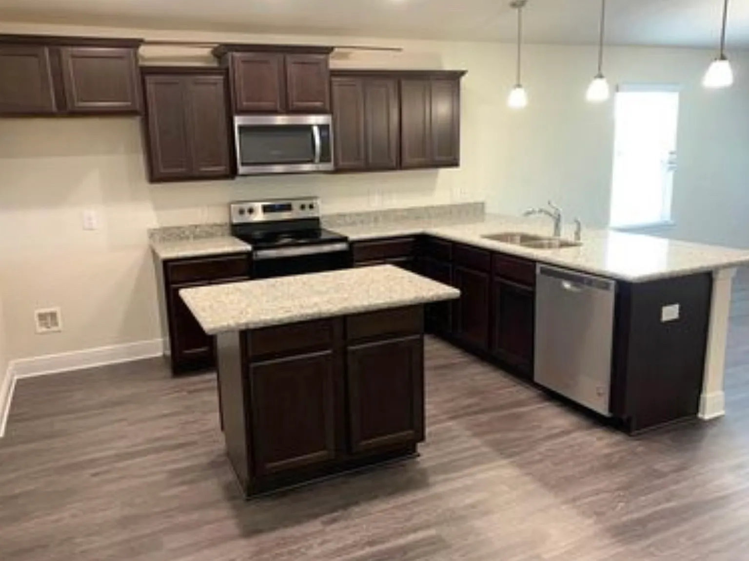 3 bed, 1821 sqft, $2,700 — Photo 4