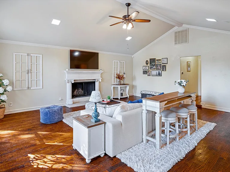 2309 Parker Rd — Photo 8