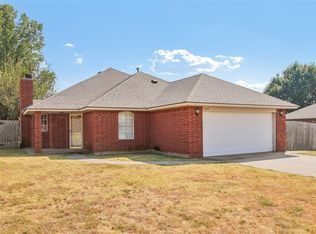 620 NW 21st St, Moore, OK 73160