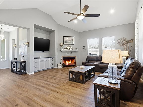 5th image of 913 Carpenter St