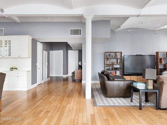 2nd image of 130 Fulton St Frnt 1