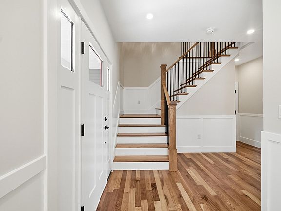 4th image of 283 Pleasant St