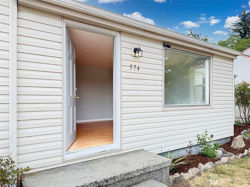 3rd image of 574 Bronson Way NE