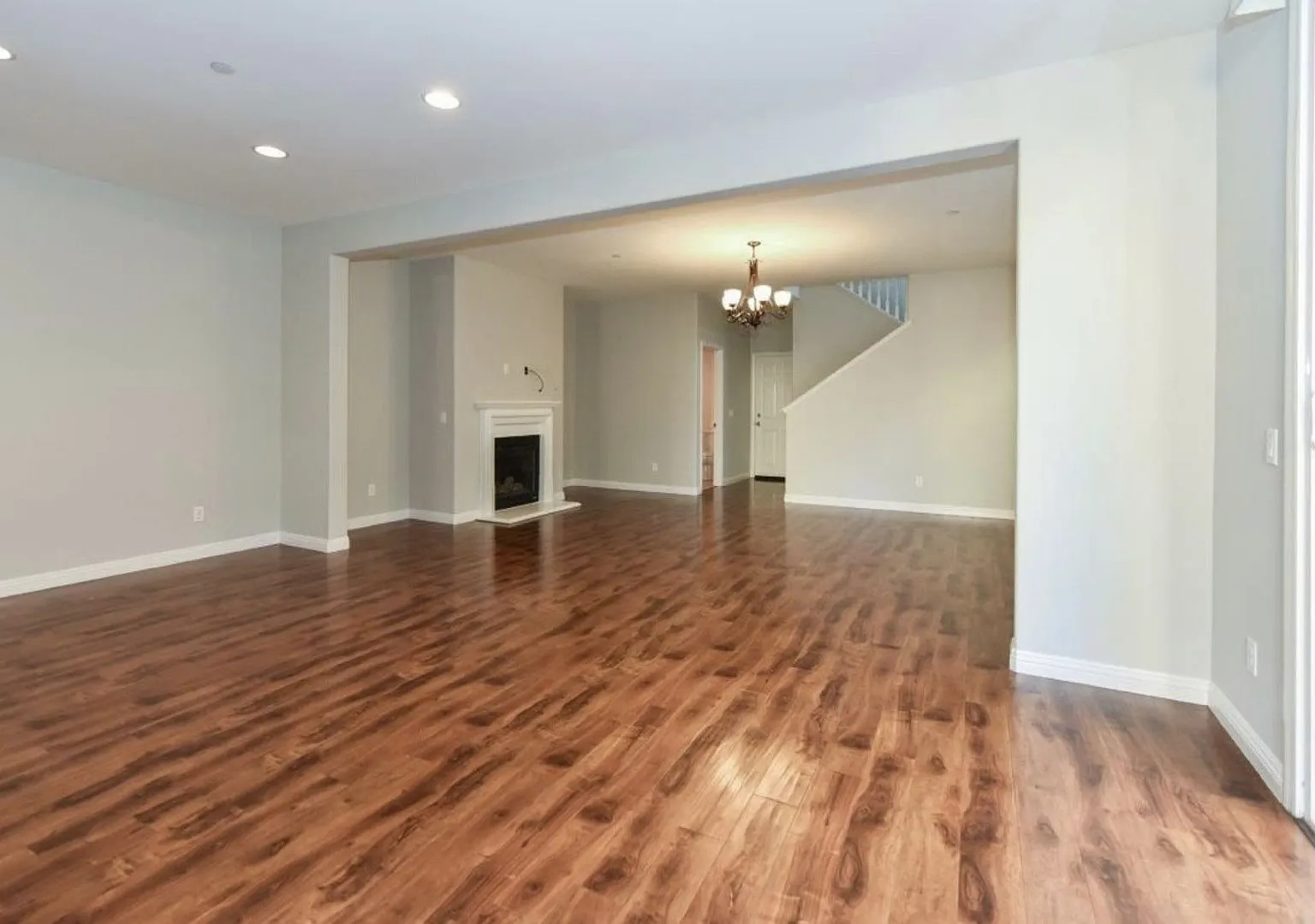 Stunning Stand-Alone 4-Bedroom, 2.5-Bathroom Townhome — Photo 2