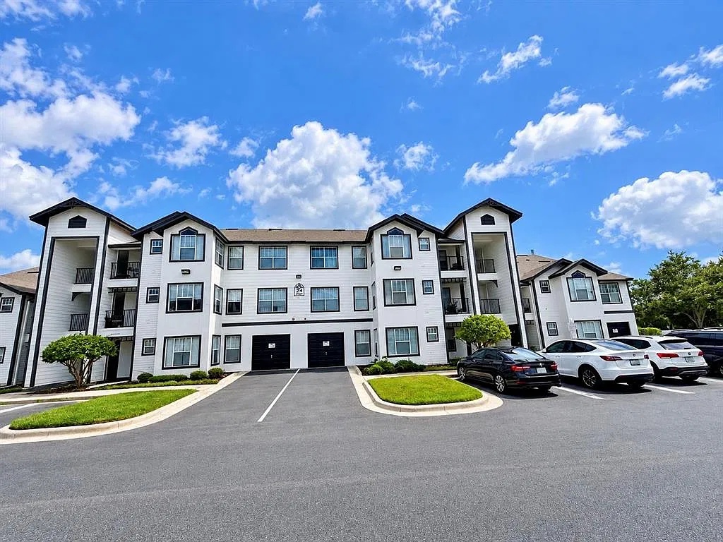 1 bed, 1.0 bath, 762 sqft, $1,295 — Photo 1