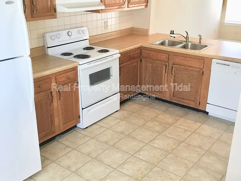 1664 Jameson Dr — Photo 2
