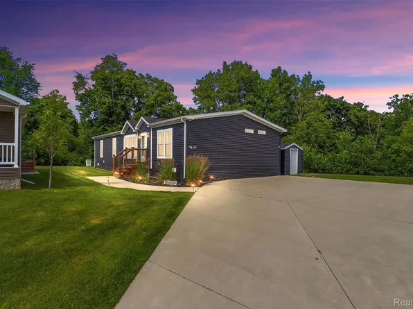 6450 Prince Blvd, Fenton, MI 48430