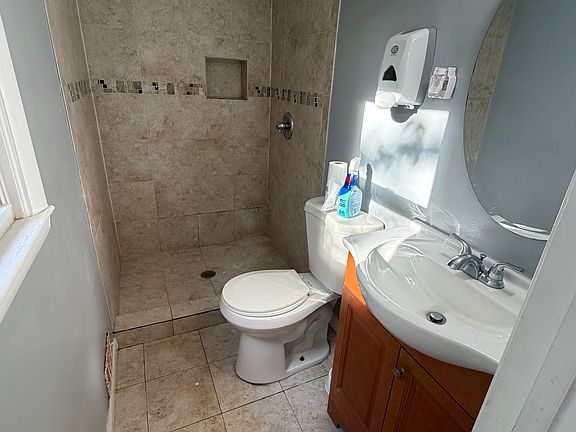4th image of 4905 Fox St