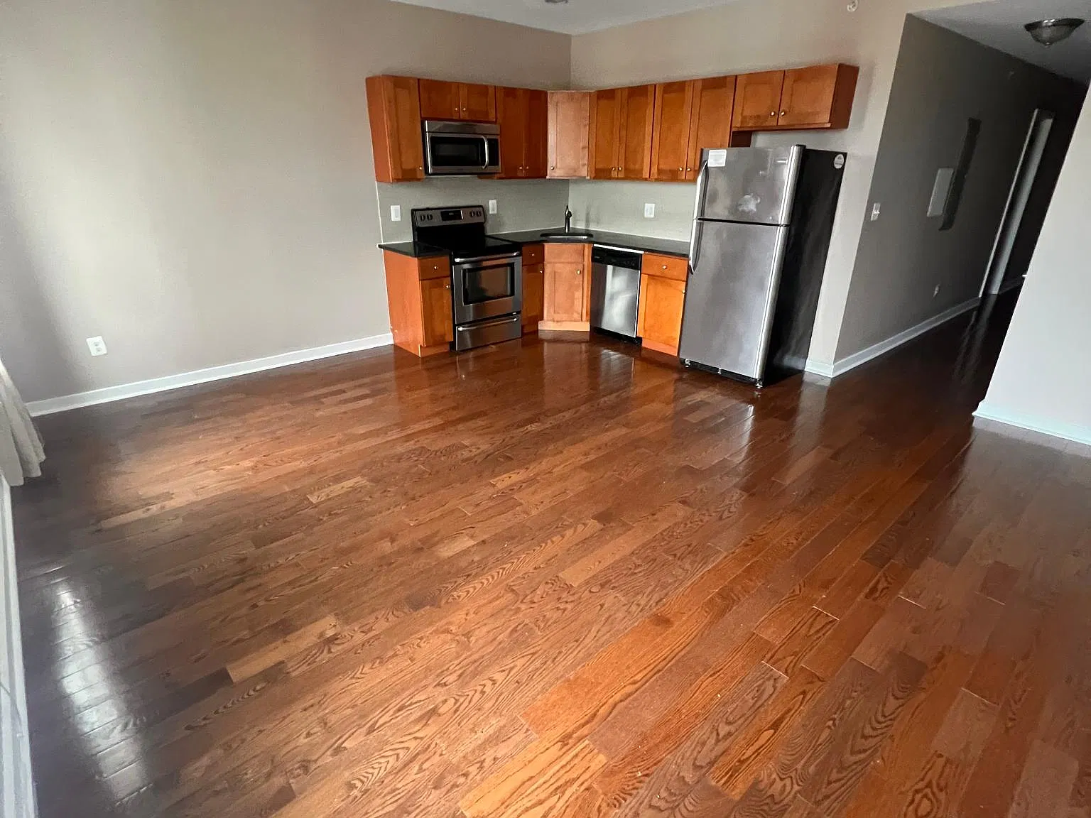3 bed, 1200 sqft, $2,200 — Photo 2