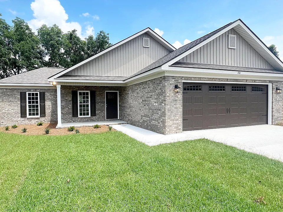 203 Silverthorn Dr