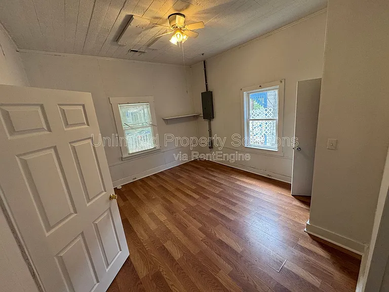 317 Queen St — Photo 8