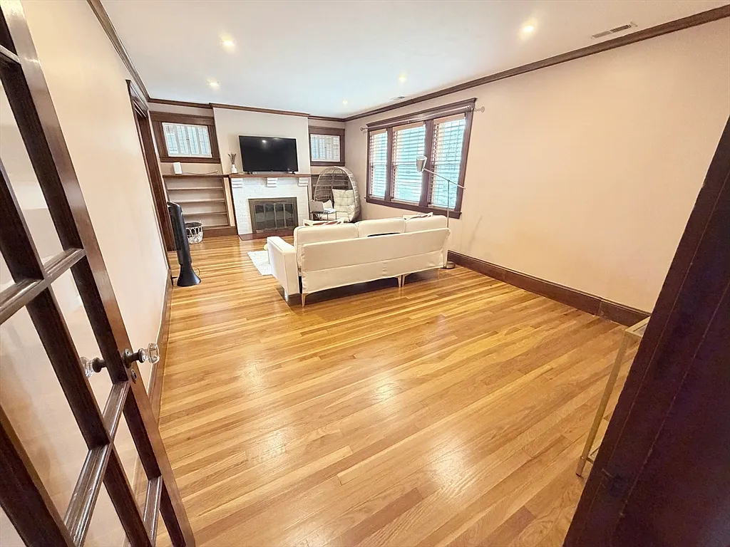 4 bed, 2.0 bath, 1600 sqft, $4,000 — Photo 2