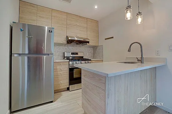 4333 42nd St APT 4B photo 1