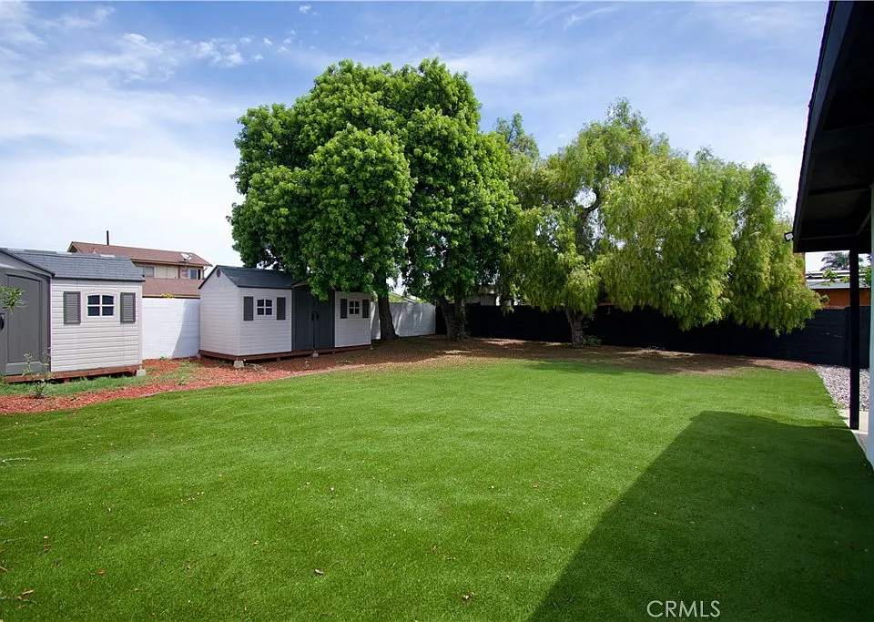 820 Iris Ave