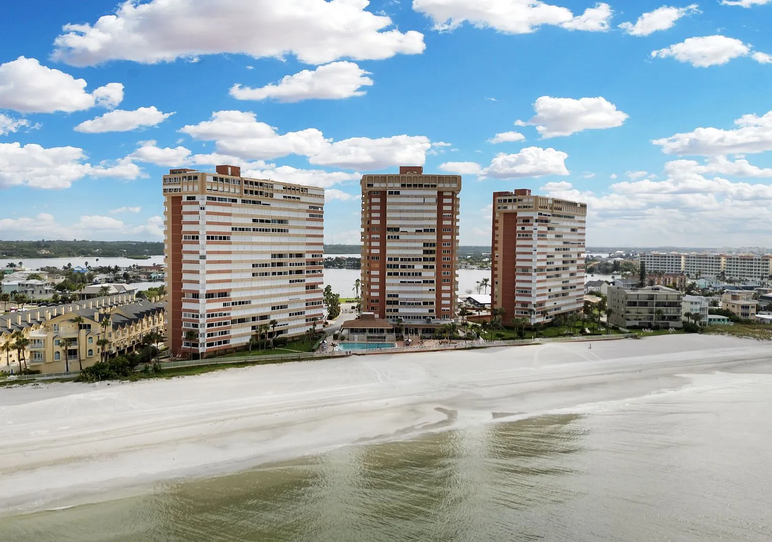 Spacious 2-Bedroom Waterfront Condo in Redington Shores Long-Term Rental! — Photo 4