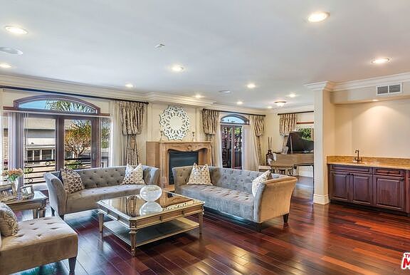 5th image of 1940 S Barrington Ave #1