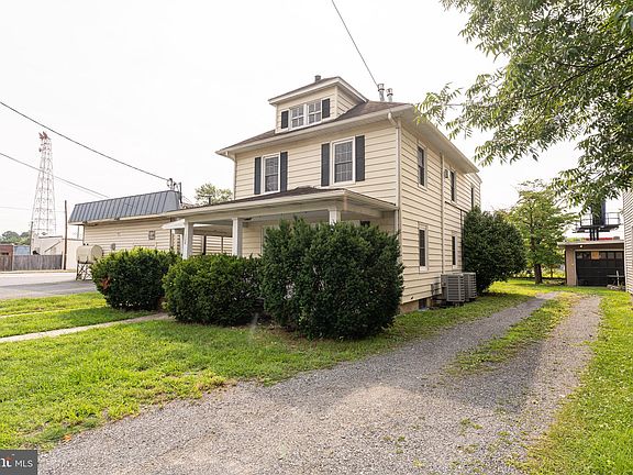 3rd image of 1109 N Division St