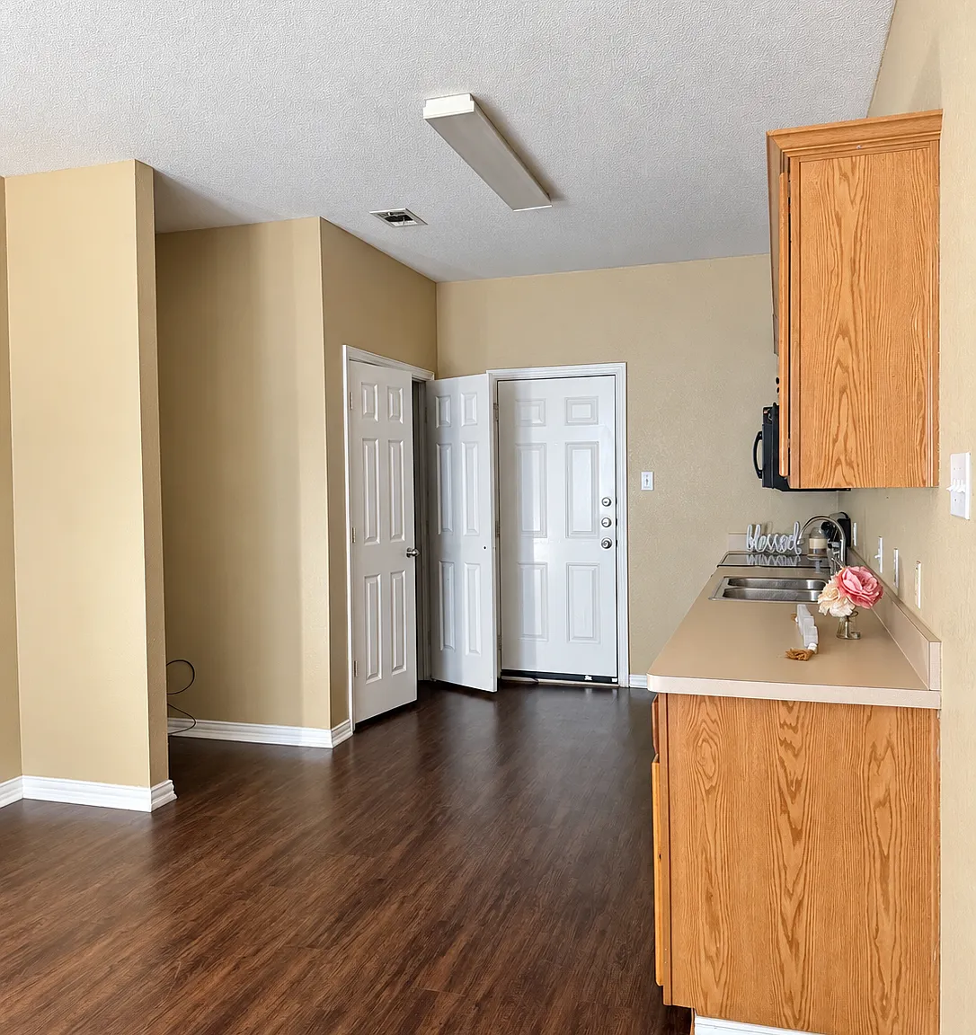 3 bed, 1100 sqft, $1,300 — Photo 2