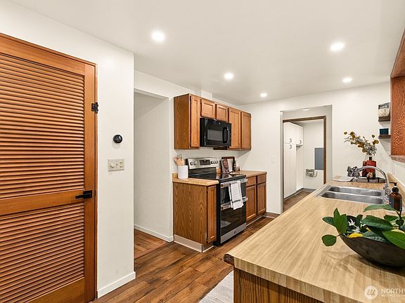 3rd image of 16137 120th Avenue SE