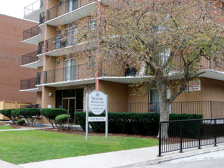2255 University Ave W — Photo 3