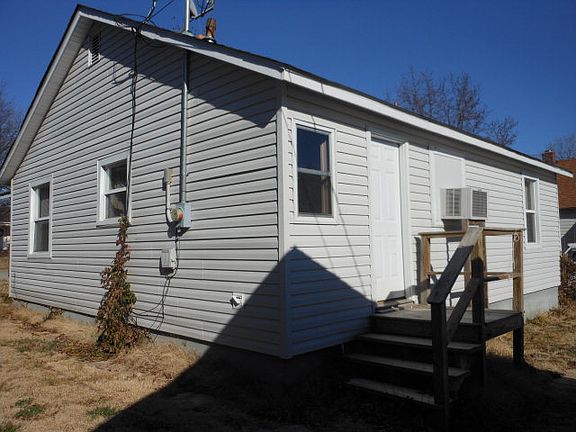 2nd image of 1020 W 2nd St