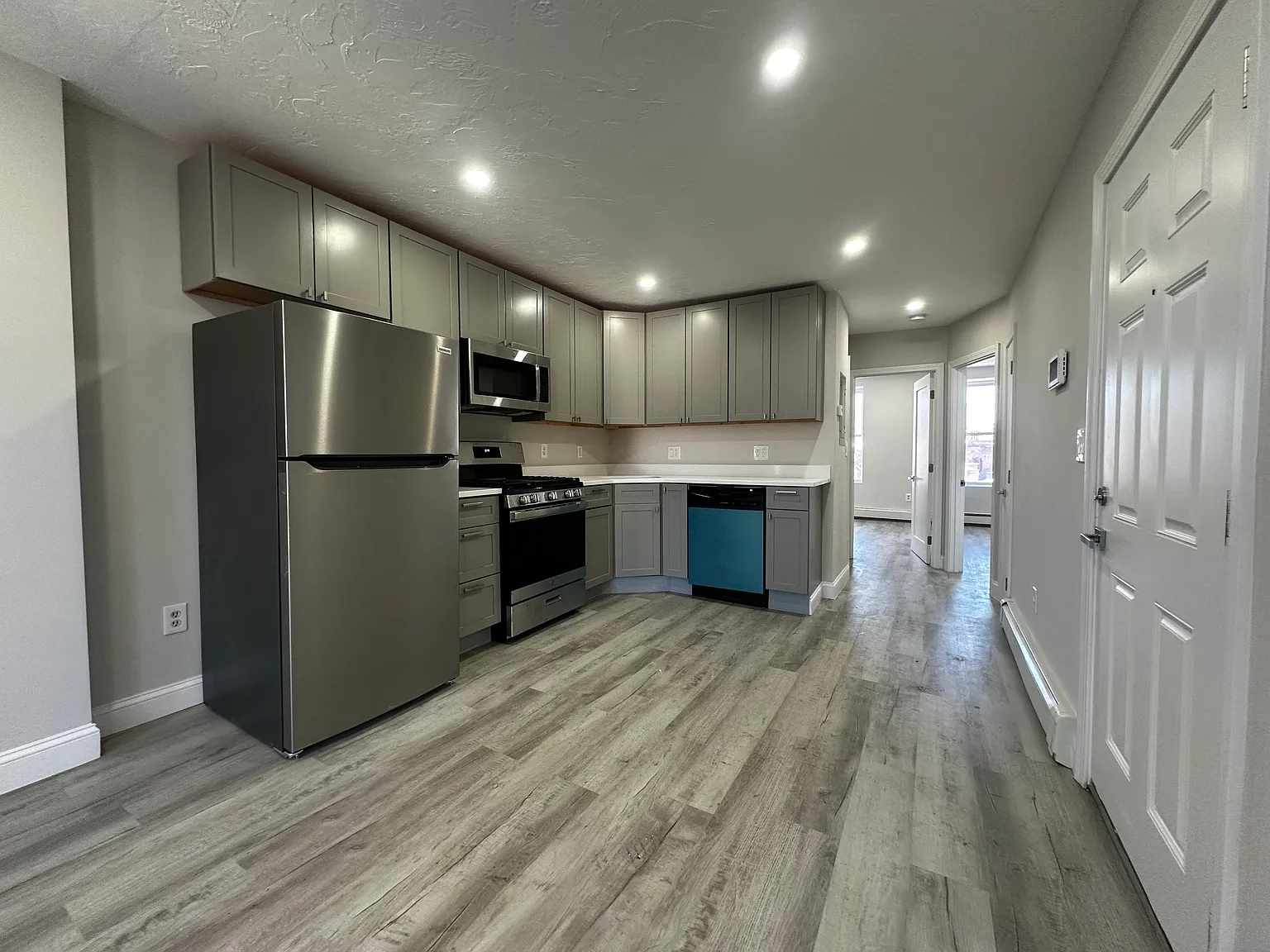 3 bed, 9999 sqft, $5,000 — Photo 1