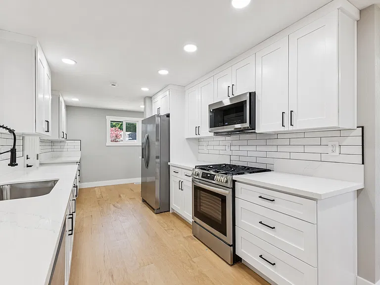 1079 Westwood Dr — Photo 6