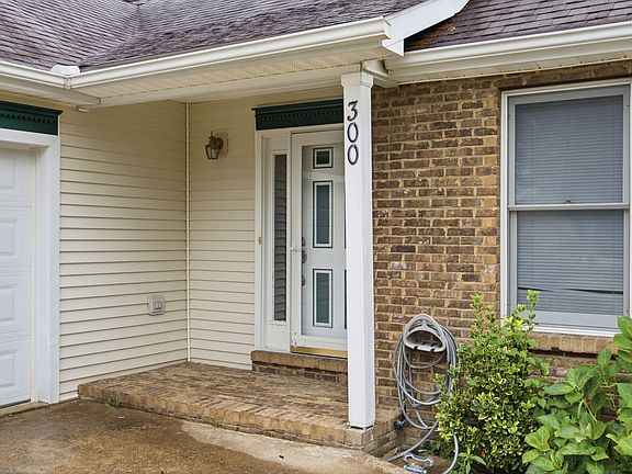 5th image of 300 Lakeshore Cir