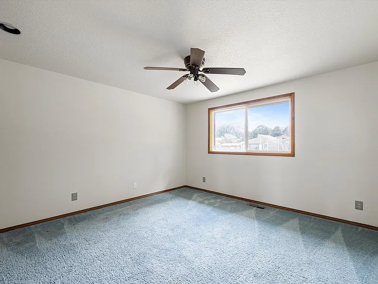 212 Edgewood Dr — Photo 18